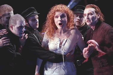 Anne Schwanewilms with Clive Bayley (right) as King Louis VI and members of the chorus in the 2002 Glyndebourne Opera production of 'Euryanthe'. Photo: Mike Hoban