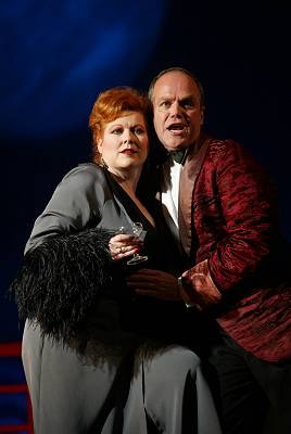 Reno (Kim Criswell) and Lord Evelyn Oakleigh (Simon Green) in 'Anything Goes'. Photo © Clive Barda