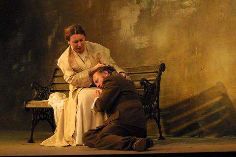 Nataliya Kompanijets-Jouri (Elisabeth) and Nicholas Buxton (Carlo) in the Stowe Opera 2002 production of 'Don Carlo'. Photo © 2002 John Credland