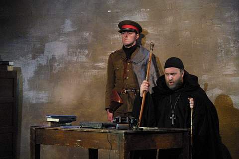 Richard Wiegold (The Grand Inquisitor, right) in the Stowe Opera 2002 production of 'Don Carlo'. Photo © 2002 John Credland