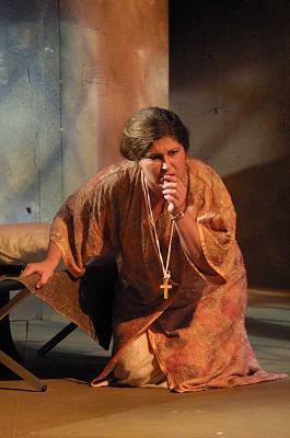 Maria Ryadchicova (Eboli) repentant in the Stowe Opera 2002 production of 'Don Carlo'. Photo © 2002 John Credland