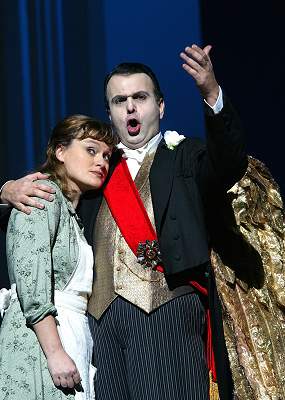 Lorenzo Regazzo as Alidoro proclaims Cinderella's virtues. Photo : Clive Barda/Performing Arts Library