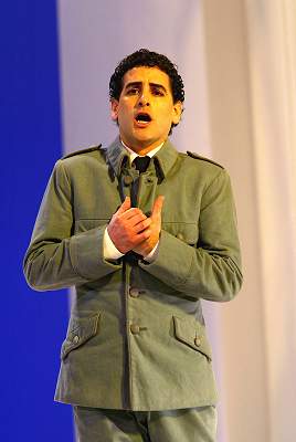 Juan Diego Florez as Don Ramiro disguised as his chauffeur. Photo : Clive Barda/Performing Arts Library