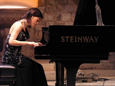 Ayako Uehara performing in the Rector's Palace Atrium at the 2003 Dubrovnik Festival. Photo © 2003 Zelyko Tutnjevic