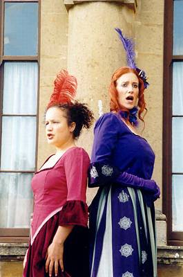 Sandra (Betsabée Haas) and Laura (Fiona Harrison)