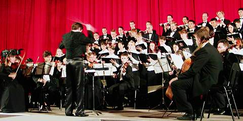 After 261 years - O'Riordan directing Messiah for a capacity Sakhalin audience. © 2003 Howard Smith