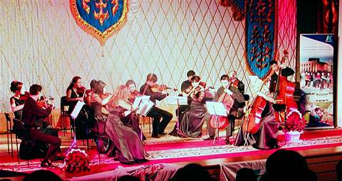 The Uralsk Philharmonic in performance. Photo © 2004 Howard Smith