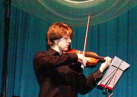 Dmitri Torchinsky plays Mozart. Photo © 2004 Howard Smith