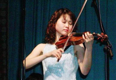 First prizewinner Atsuko Sahara plays Mozart. Photo © 2004 Howard Smith