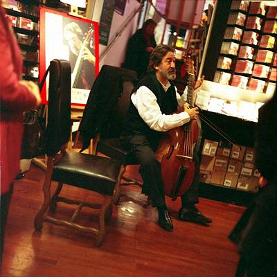 Jordi Savall showing and explaining his stuff during an autograph session at Ludwig Beck. Photo © Oliver Oppitz
