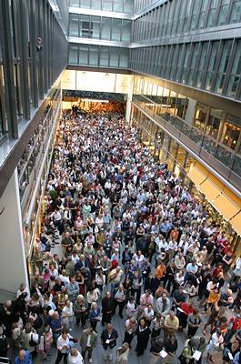 Crowds in Munich at the free opening night of the Summer Opera Festival. Photo © 2004 Hypovereinsbank