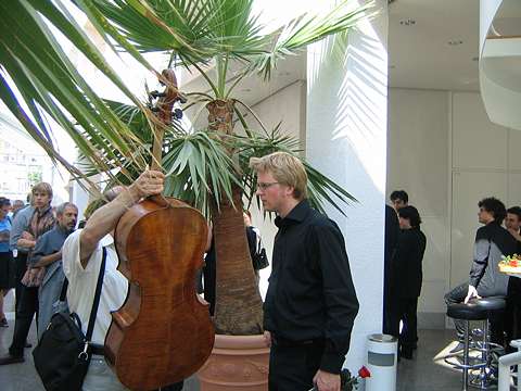 Cello-maker Wolfgang Schnabl admires Julian Steckel's Gagliano cello. Photo © 2004 Anja Ullrich