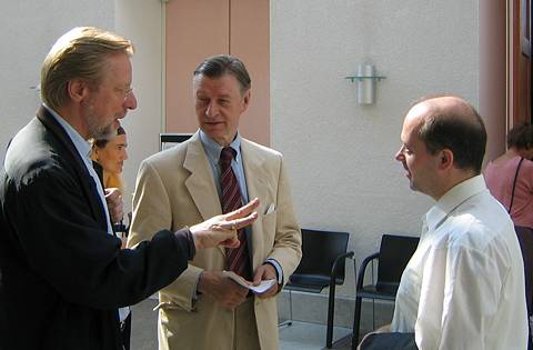 Frans Helmerson (left) talks to Wolfgang Schnabl. Photo © 2004 Anja Ullrich