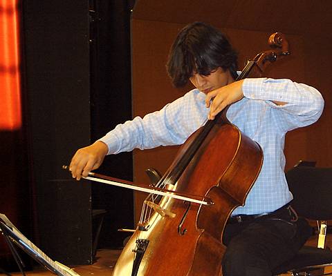 Claudio Bohorquez plays Penderecki. Photo © 2004 Phil Crebbin