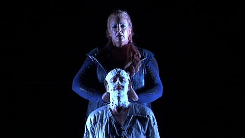 Brünnhilde (Deborah Polaski) prepares Siegmund (Richard Berkeley-Steele) for death (Act 2). DVD screenshot © 2005 Opus Arte 