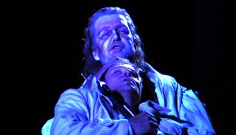 Markus Hollop (The Ghost, top) and Simon Keenlyside (Hamlet) in Act 1. DVD screenshot © Fundacio del Gran Teatre del Liceu