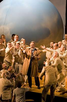 John Tomlinson as King Fisher and members of the chorus in 'The Midsummer Marriage'. Photo © 2005 Bill Cooper