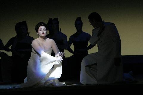 Patricia Racette (Cio-Cio-San) and Marcus Haddock (B F Pinkerton) in the LA Opera production of 'Madama Butterfly'. Photo © 2006 Robert Millard