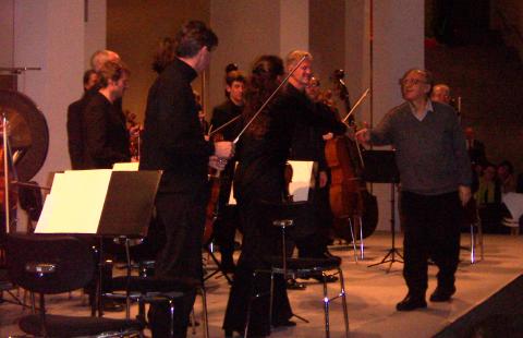 Silvestrov congratulates the orchestra after the concert. Photo © 2006 Sissy von Kotzebue