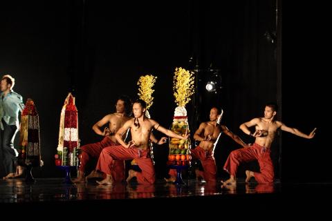 Members of the Orange Island Dance Co. Photo © 2006 Catherine Ashmore