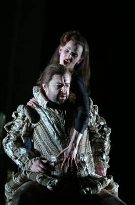 Sarah Tynan as Dalinda and Paul Nilon as Lurcanio. Photo © 2006 English National Opera and Stephen Vaughan