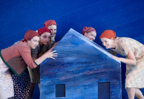 Members of the chorus in Garsington Opera's 'May Night'. Photo © 2006 Johan Persson