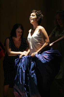 Joana Thome as Dido in English Touring Opera's production of Purcell's 'Dido and Aeneas'. Photo © 2006 Keith Pattison