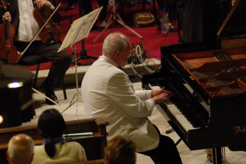 Julian Jacobson playing Ravel. Photo © 2007 Mike Eccleshall