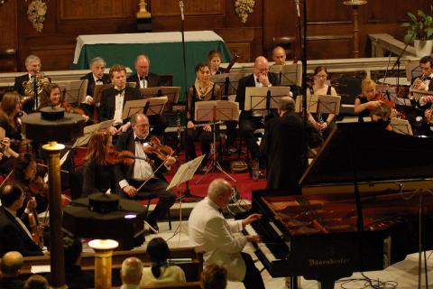 Julian Jacobson plays Ravel with the Syred Sinfonia conducted by Guy Woolfenden. Photo © 2007 Mike Eccleshall