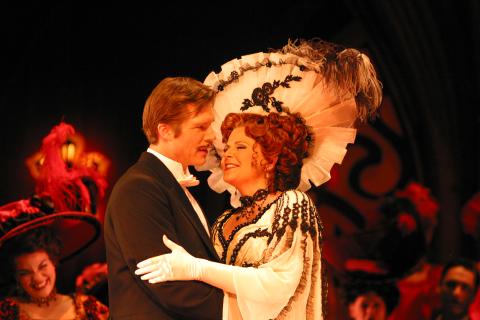 Rod Gilfry as Count Danilo and Susan Graham as The Merry Widow. Photo © 2007 Robert Millard