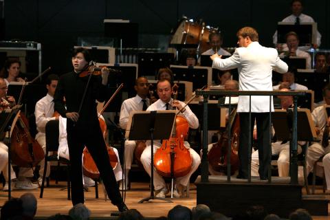 Stefan Jackiw with Ludovic Morlot and the Boston Symphony Orchestra. Photo © 2007 Hilary Scott 