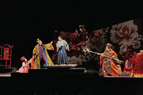 Kelly Kaduce, Roger Honeywell, Haijing Fu, Christian Van Horn and Nancy Maultsby in 'Tea: A Mirror of Soul'. Photo © 2007 Ken Howard 