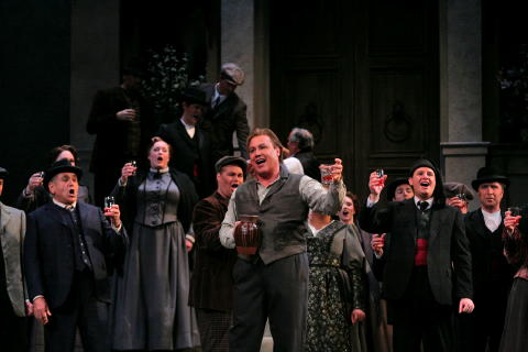 Richard Leech as Turiddu with members of the chorus in 'Cavalleria Rusticana'. Photo © 2008 Ken Howard 