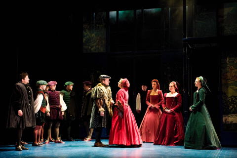 Riccardo Simonetti (Henry VIII) and Julia Unwin (Anne Boleyn) with members of the chorus 