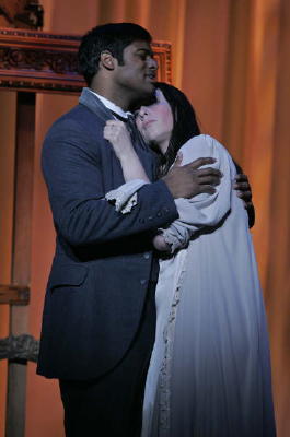 Alexandra Deshorties as Violetta and Sean Panikkar as Alfredo in the final scene of 'La Traviata'. Photo © 2008 Scott Humbert