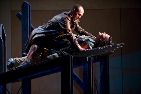 Neil Baker as Araspe and Katherine Manley as Seleuce in English Touring Opera's production of Handel's 'Tolomeo'. Photo © 2009 Richard Hubert Smith